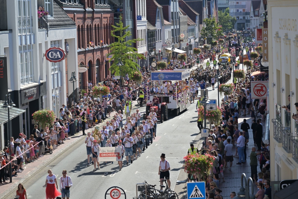 Der große Umzug vor dem Beginn des Stoppelmarktes zog zehntausende Zuschauer an. Foto: Kokenge/Stadt Vechta