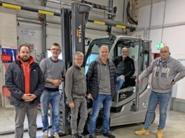 Lehrer machen Führerschein für Gabelstapler