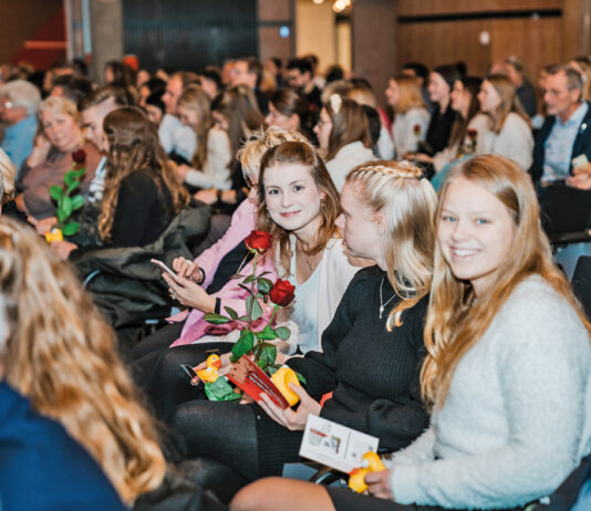 Absolventen feiern Hochschulabschluss
