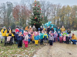 Kinder schmücken Weihnachtsbaum