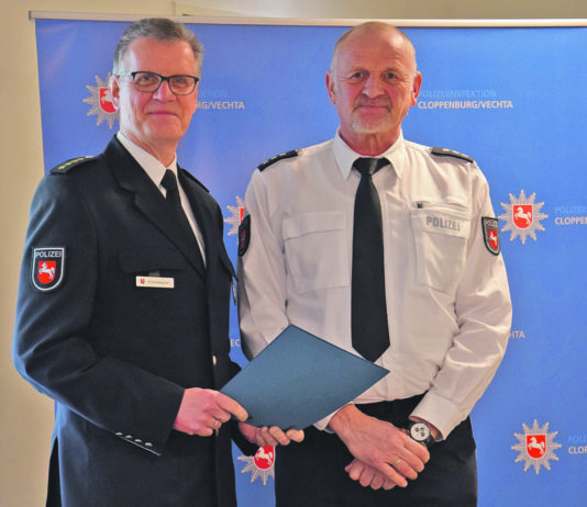Cappelns „Dorfsheriff“ geht in den Ruhestand Wurde in den Ruhestand verabschiedet: Thomas Oer (rechts). Inspektionsleiter Jörn Kreikebaum (links bzw. Mitte) überreichte ihm die Pensionsurkunde. Foto: Polizei