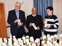 Osterkerzen und Palmstöcke für guten Zweck