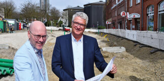 „Der Antoniusplatz wird richtig schön werden“, versprechen Bürgermeister Neidhard Varnhorn und Fachbereichsleiter Armin Nöh. Foto: Stadt Cloppenburg/Westerkamp