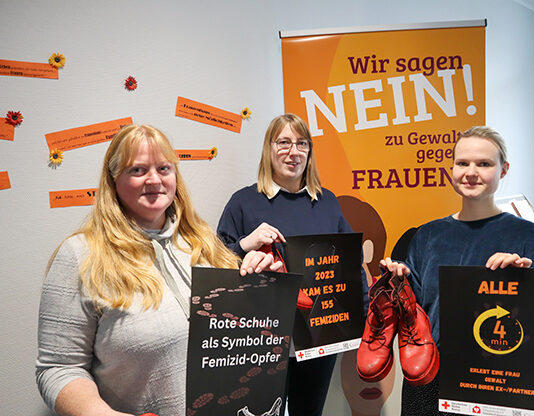 Rote Schuhe, klare Botschaft – Aktion gegen Gewalt an Frauen