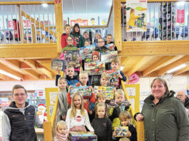 Kleine Baumeister bauen Weihnachtswünsche aus Lego