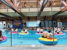 Hallenwellenbad verwandelt sich in Kinosaal