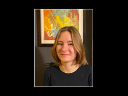 Engagierte Schülerin liest aus erstem Buch vor